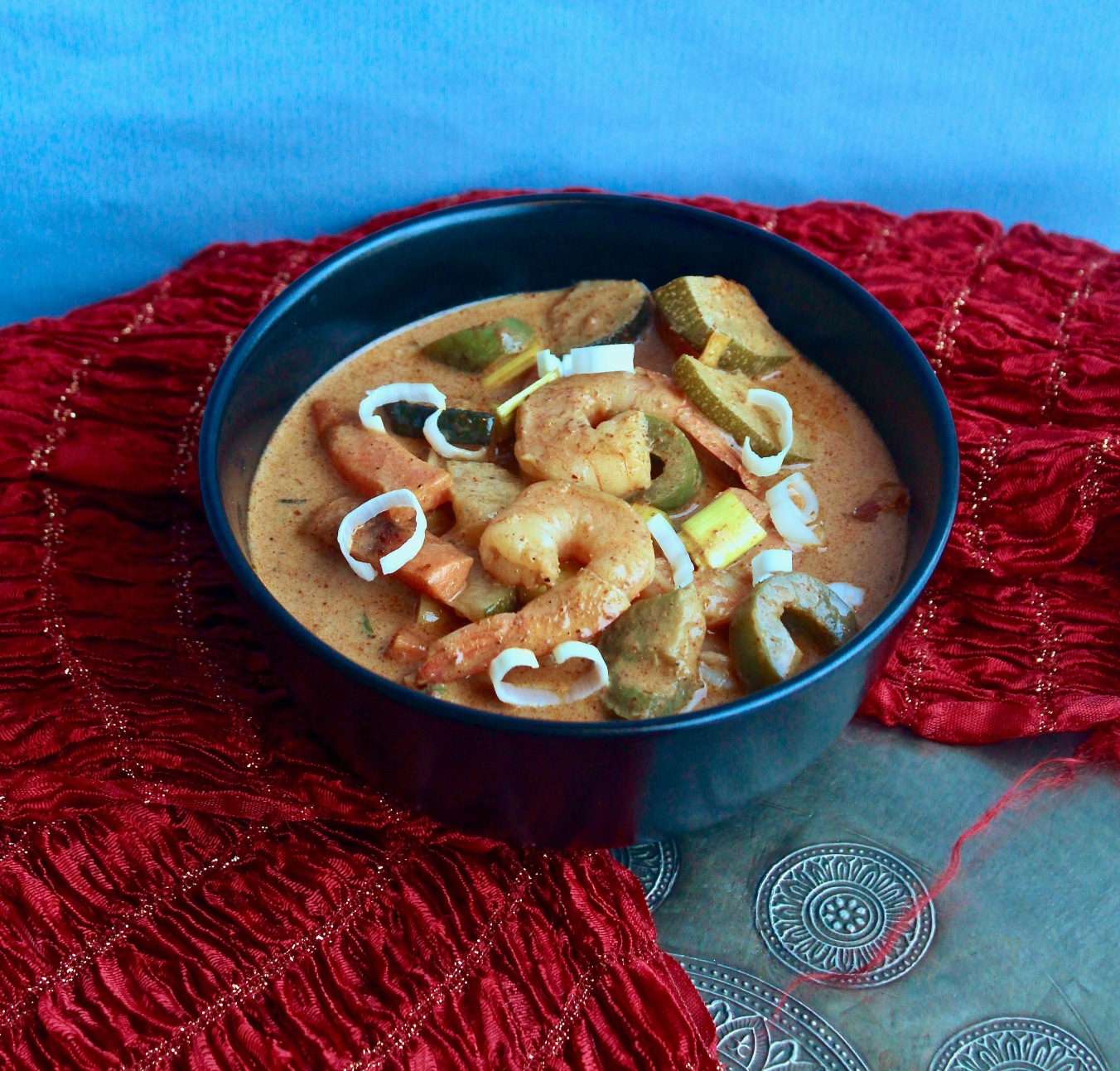 Curry suppe med laks og scampi